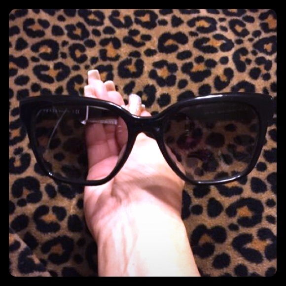 Prada designer sunglasses 😎 - Picture 1 of 5